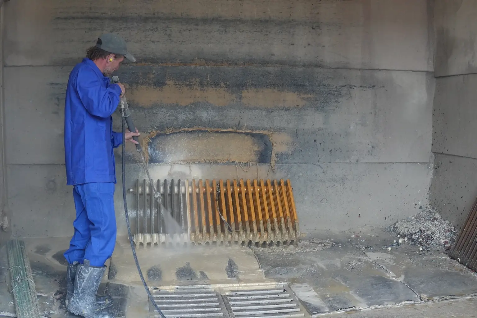 Décapage d’un radiateur en fonte par un opérateur SMP