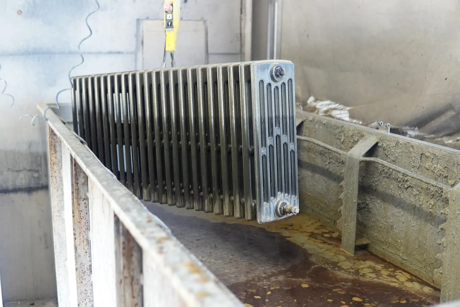 Radiateur en fonte après décapage dans l’atelier SMP