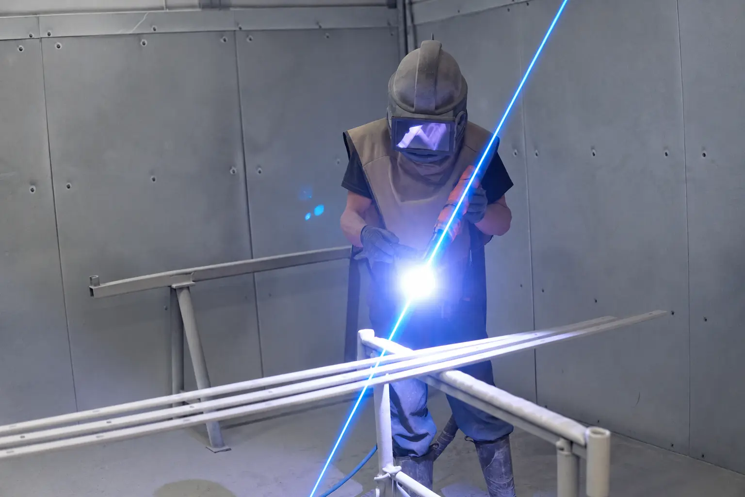 Opérateur réalisant la métallisation d’un ouvrage métallique dans l’atelier SMP