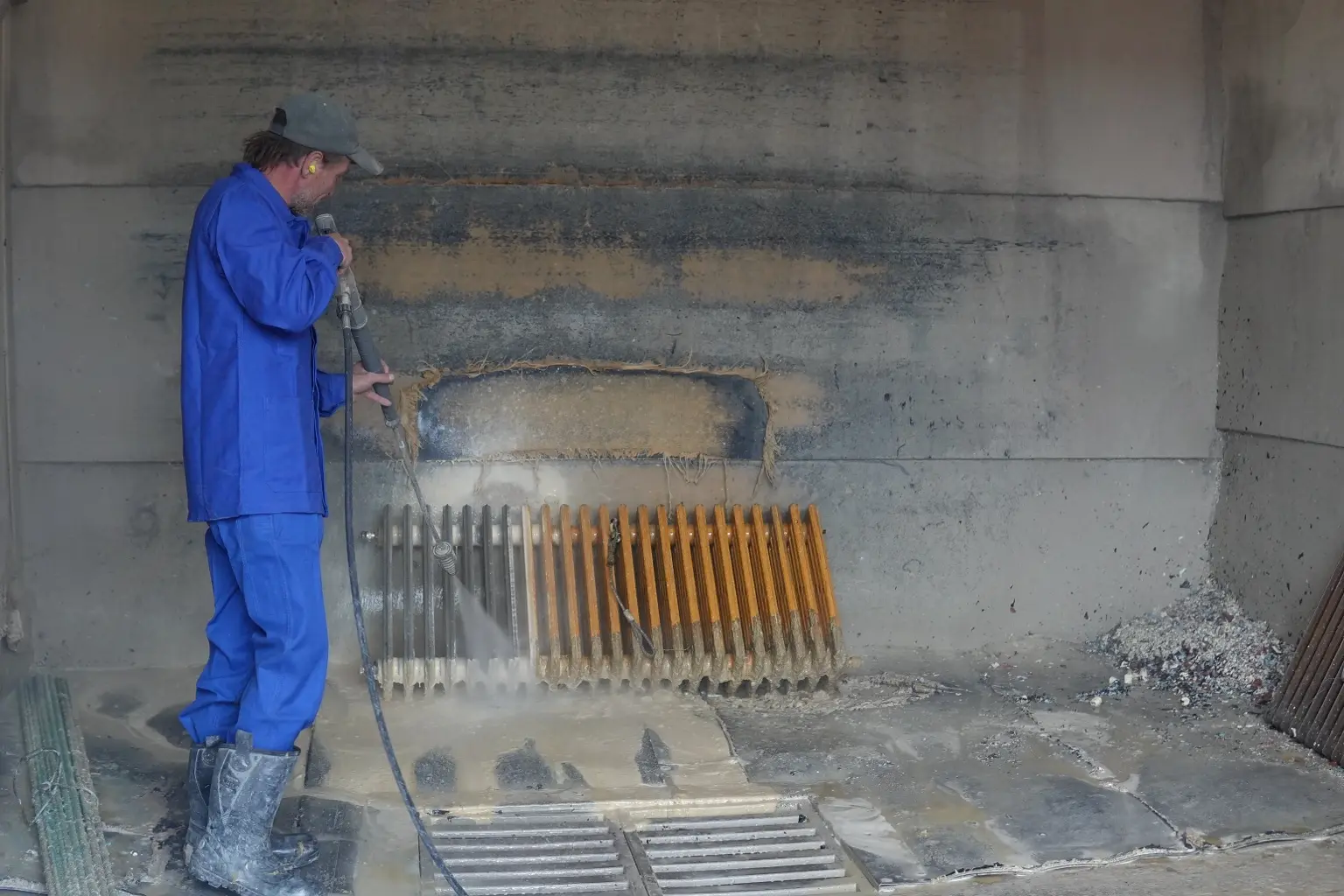 Décapage d’un radiateur en fonte dans l’atelier SMP