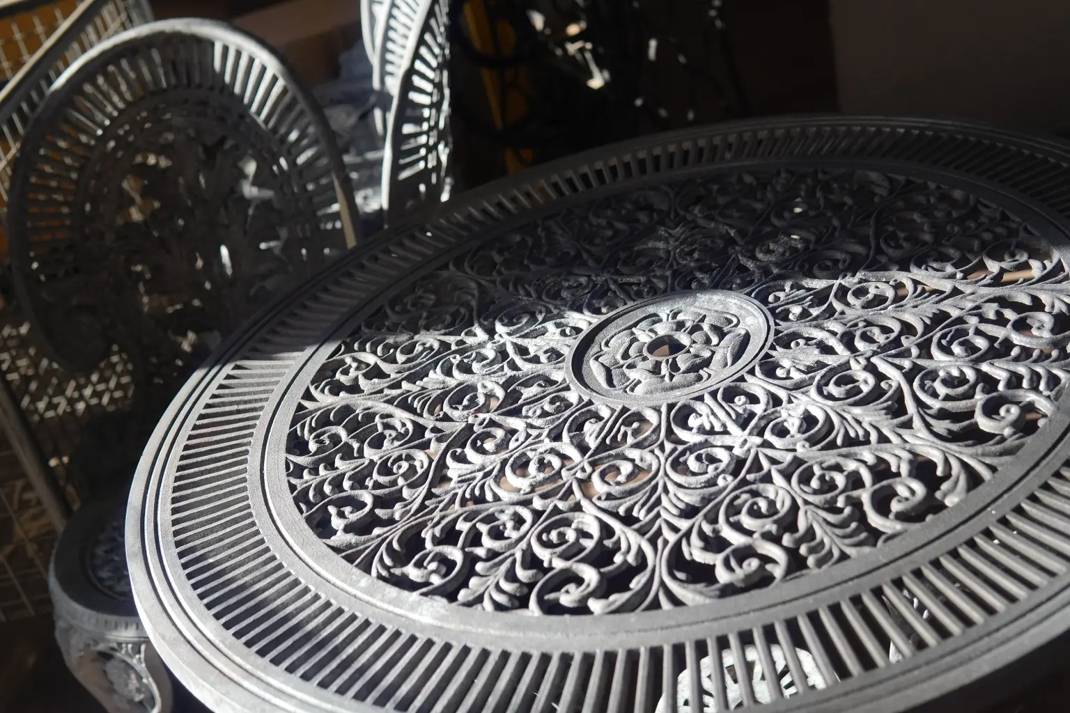 Mobilier en métal ouvragé préparé dans l’atelier SMP