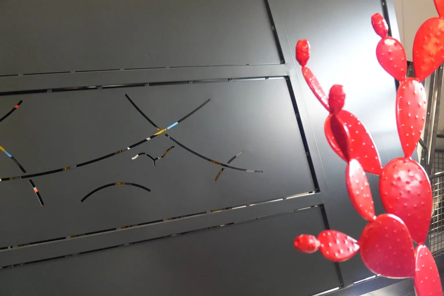 Panneaux métalliques et cactus décoratifs après finition