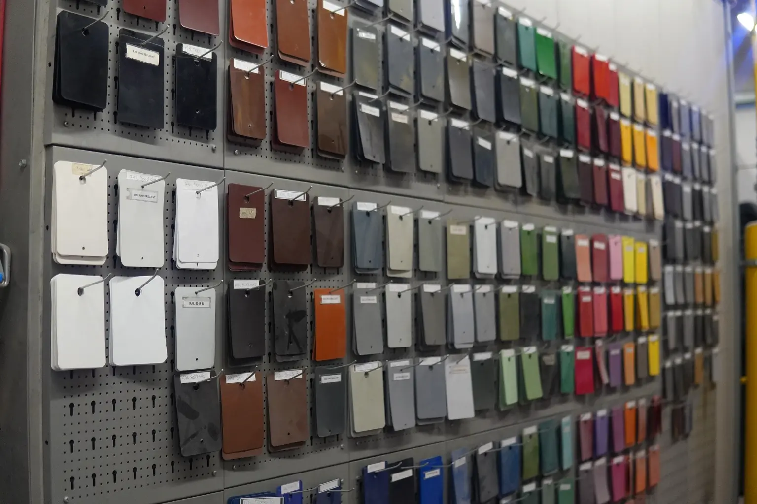 Nuancier de couleurs et finitions disponibles